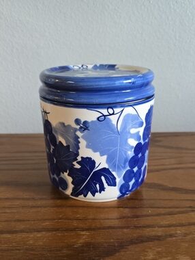 Vintage Designpac Inc. Grape Vine Ceramic Canister Tote 16